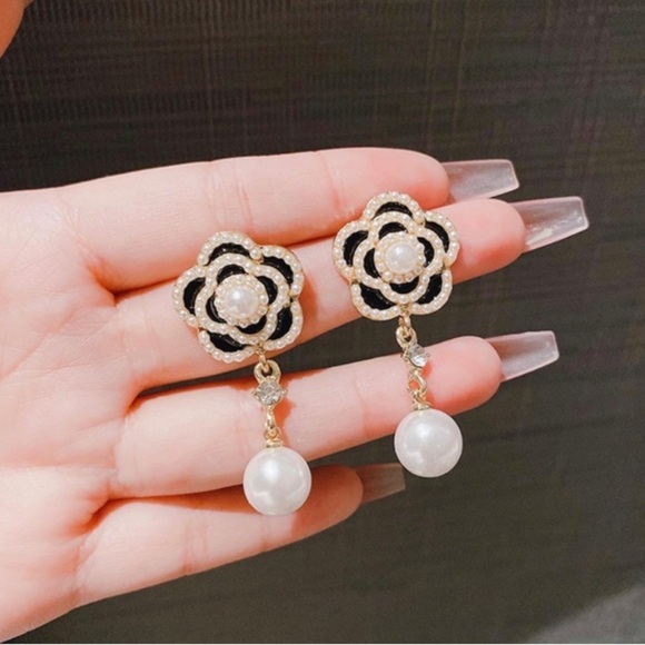 Gorgeous High Fashion Rose Camellia Pearl Earrings - Picture 6 of 6